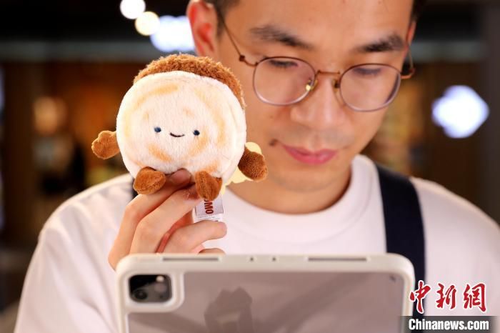 8月5日，陕西西安，工作人员在直播售卖“绒馍馍”。近日，西安文创产品“绒馍馍”走红网络，这款玩偶以肉夹馍为原型，用两块软绵绵的“馍”，巧妙地夹着一块柔软填充物模拟的“肉”，颇具创意。工作人员介绍，“绒馍馍”推出半个多月，已售出上万个。中新社记者 张远 摄