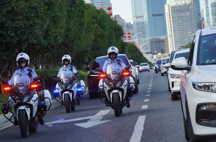 南昌红谷滩交警大队铁骑队：烈日下的巡逻（图）