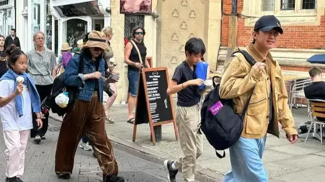 孙俪一家四口现身巴黎吃火锅，邓超紧牵女儿小手，等等气质出众