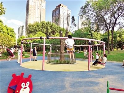 孩子们在公园荡秋千