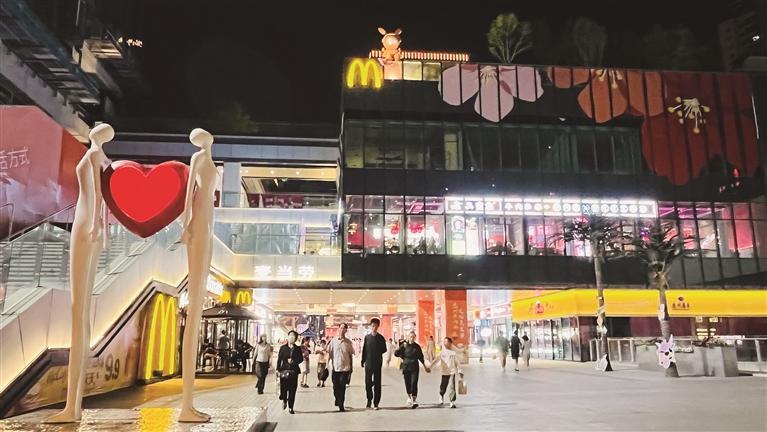 夜晚的中天健环球中心　郑丽君　摄