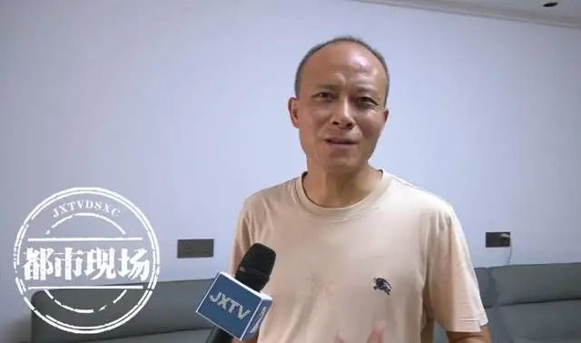南昌梁万新时代小区窗户玻璃接连自爆 业主认为质量不过关
