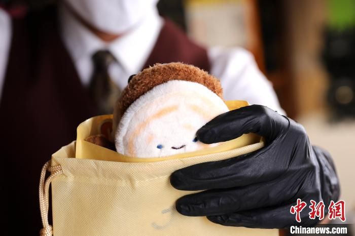 8月5日，陕西西安，工作人员展示“绒馍馍”。近日，西安文创产品“绒馍馍”走红网络，这款玩偶以肉夹馍为原型，用两块软绵绵的“馍”，巧妙地夹着一块柔软填充物模拟的“肉”，颇具创意。工作人员介绍，“绒馍馍”推出半个多月，已售出上万个。中新社记者 张远 摄