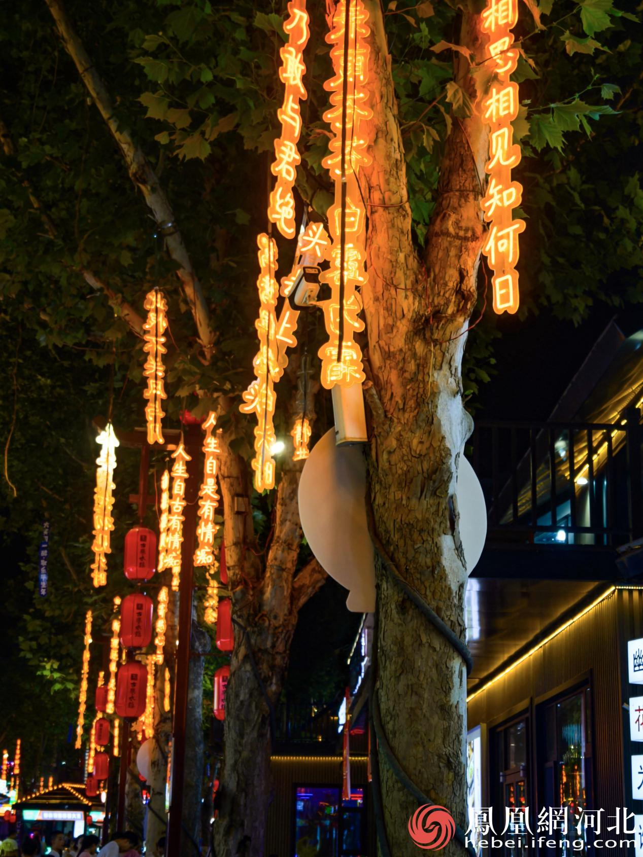 古栾水镇中随处可见的“三苏”文化,将特色文旅产业展现在市民面前。