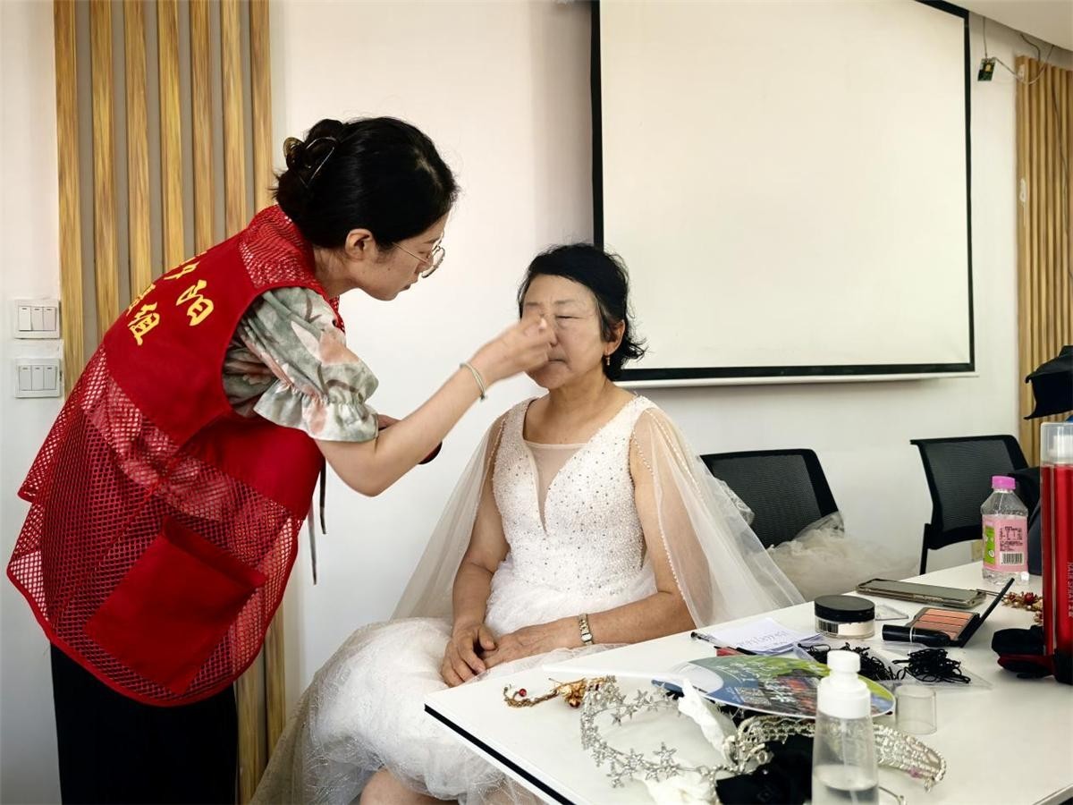 市北区浮山新区街道“七夕”献礼：老党员圆梦婚纱，爱的记忆温暖绽放