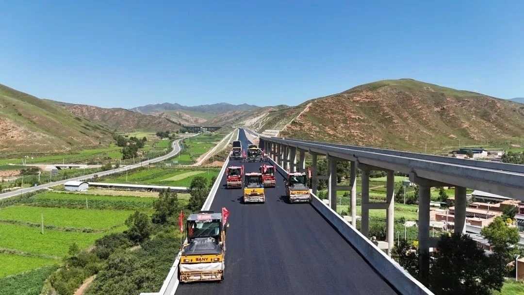 S60卓合高速一期工程路面沥青铺筑现场