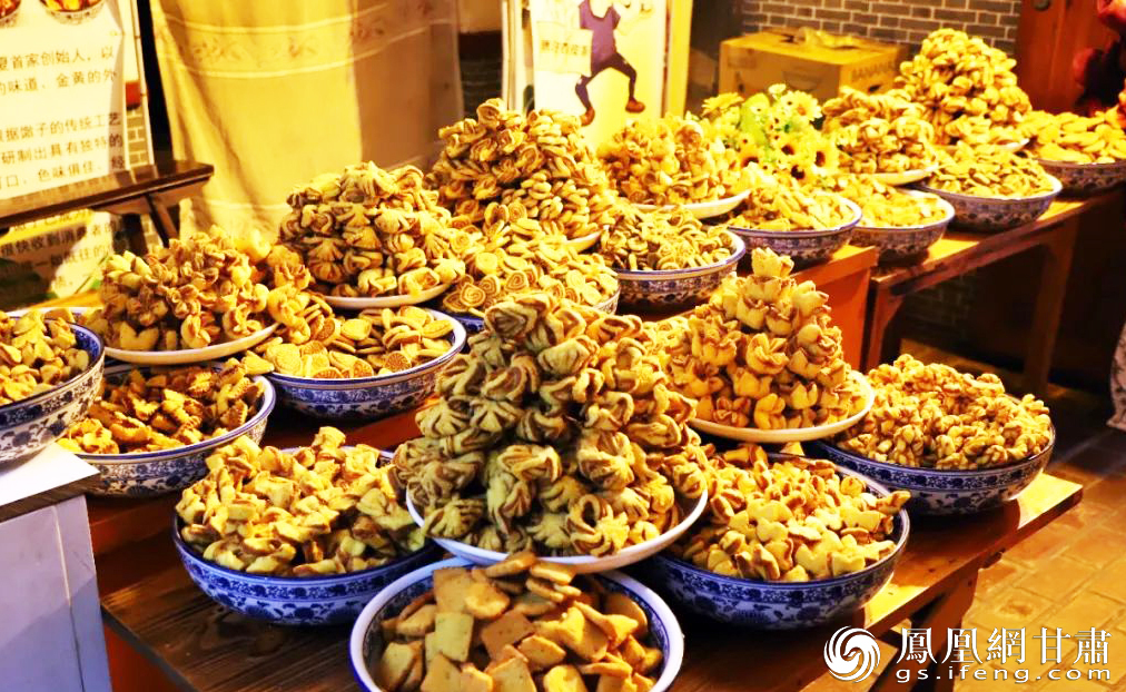 临夏花馃馃犹如一朵朵金色的“花儿”盛开　临夏市融媒体中心供图