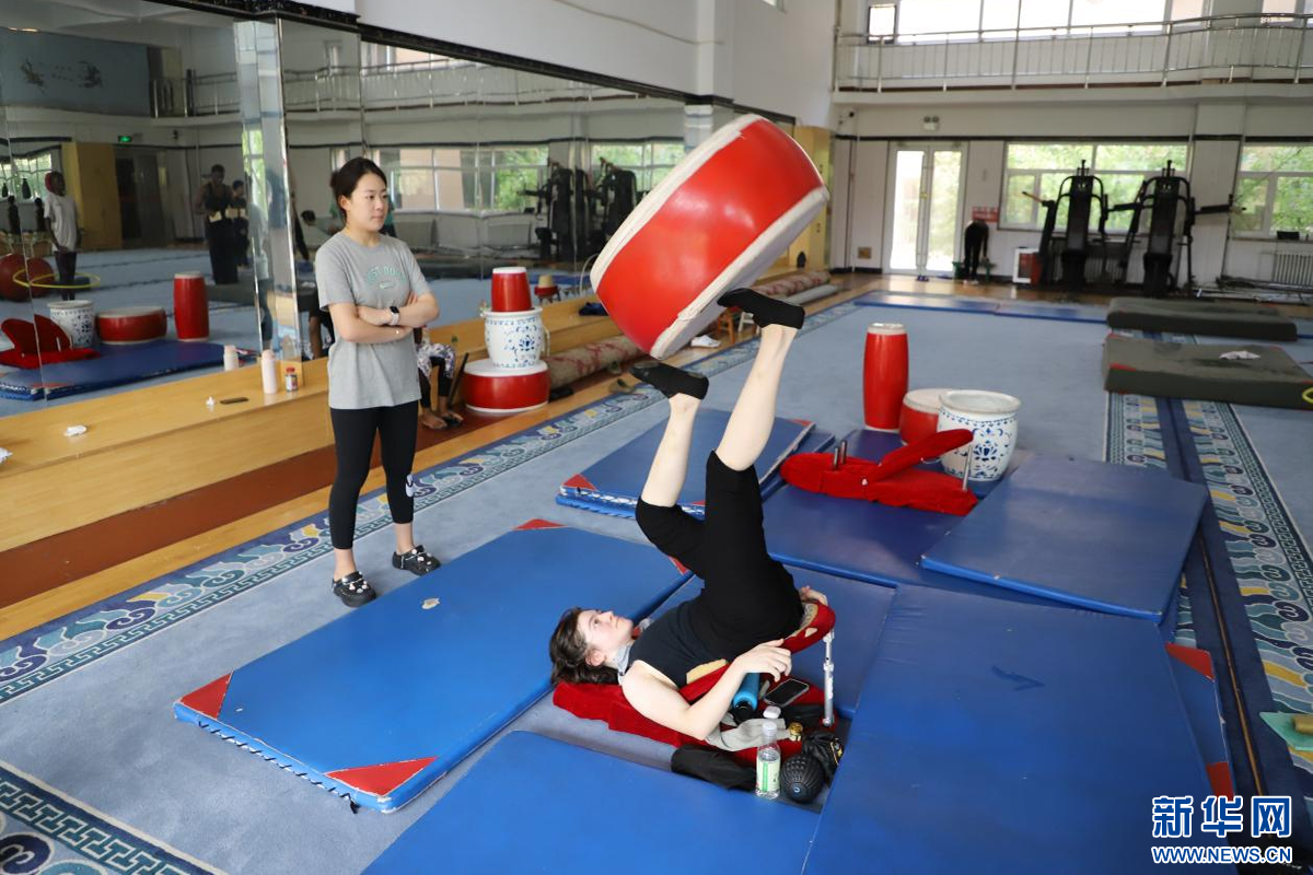 在河北吴桥杂技艺术学校，杂技老师教外国学员学习杂技。新华网发 马天龙 摄