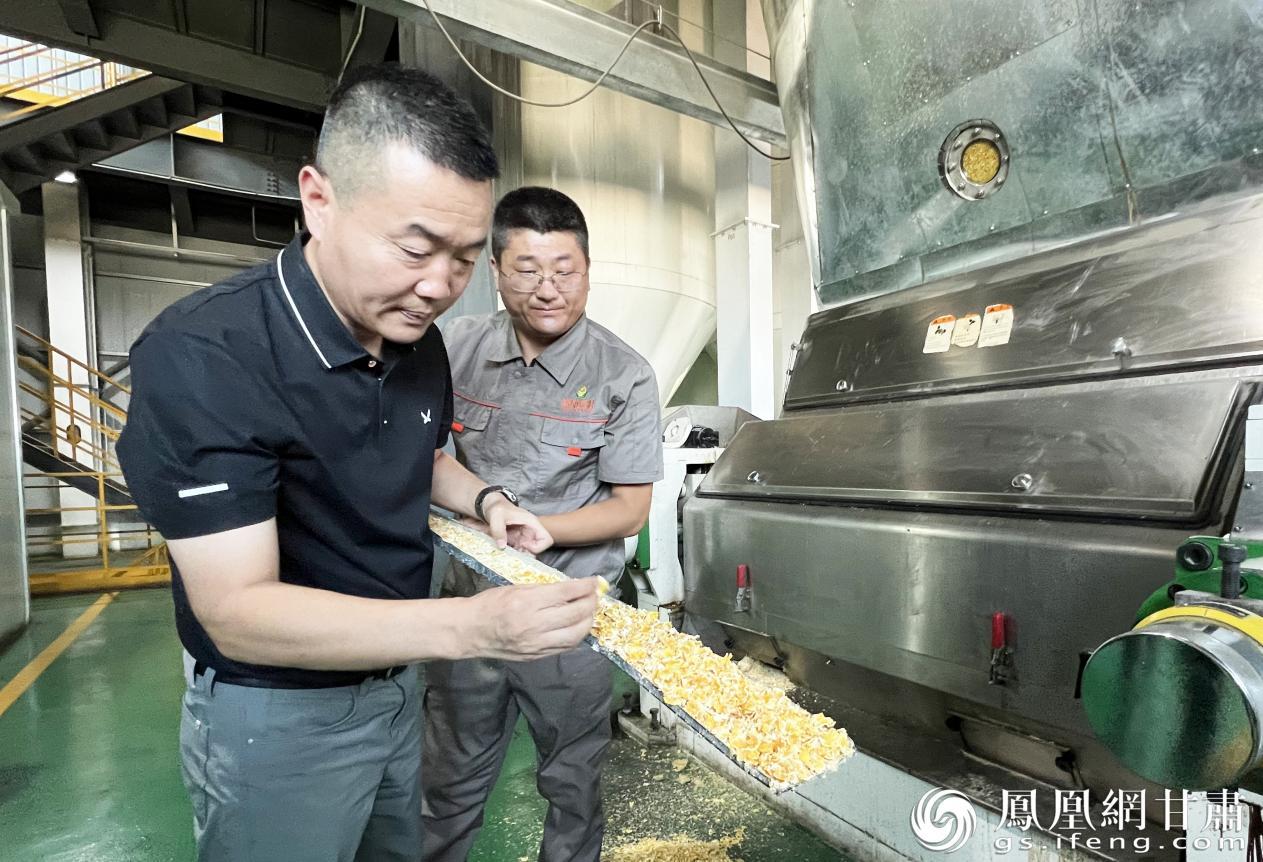 邮储银行的支持为薛文军（左）所在的企业插上腾飞翅膀