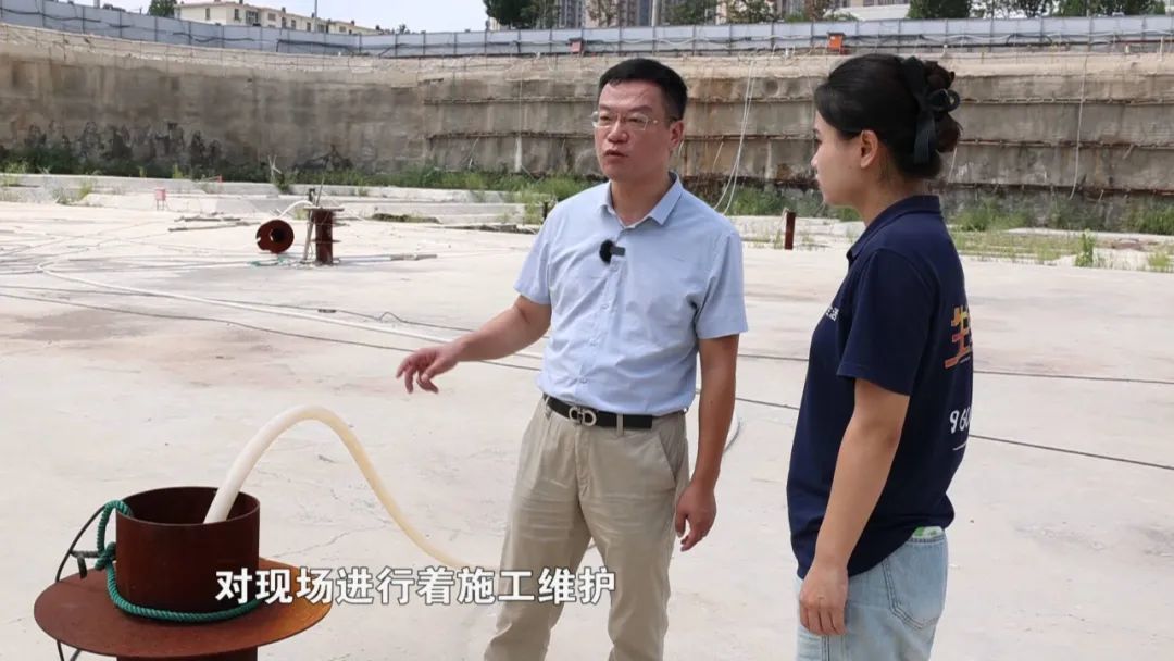 媒体采访了山东盛隆集团有限公司副总经理王宏。图片来源：生活帮