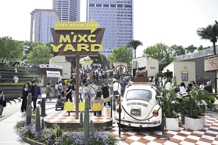 长春万象城MIXC YARD城市慢闪街区亮相下沉广场空间，受到市民游客的欢迎。