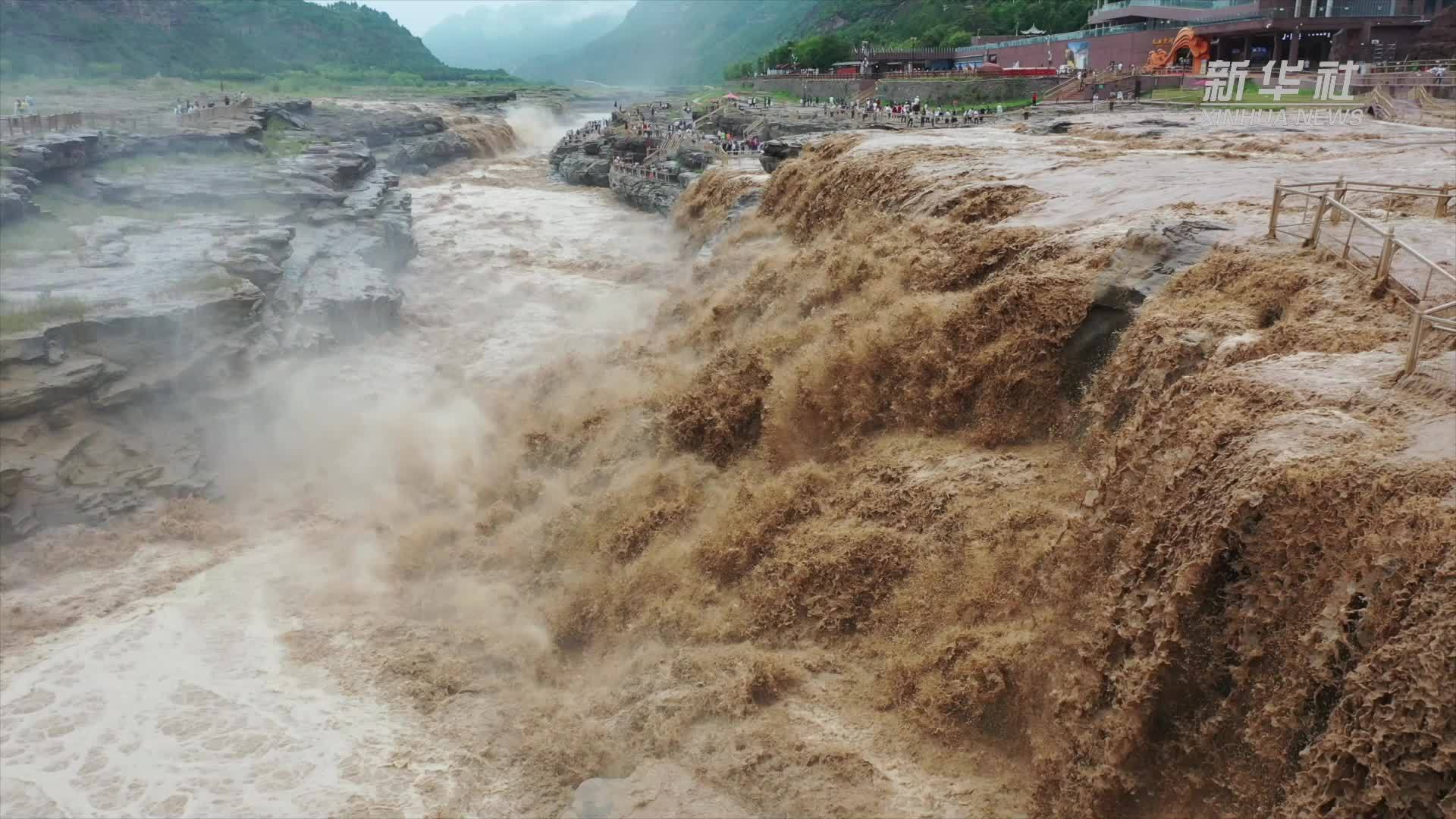 壶口瀑布再现壮美黄色瀑布群景观