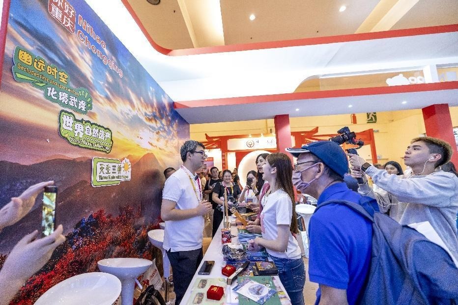 ▲马来西亚知名网络主播打卡重庆文旅展台。受访者供图