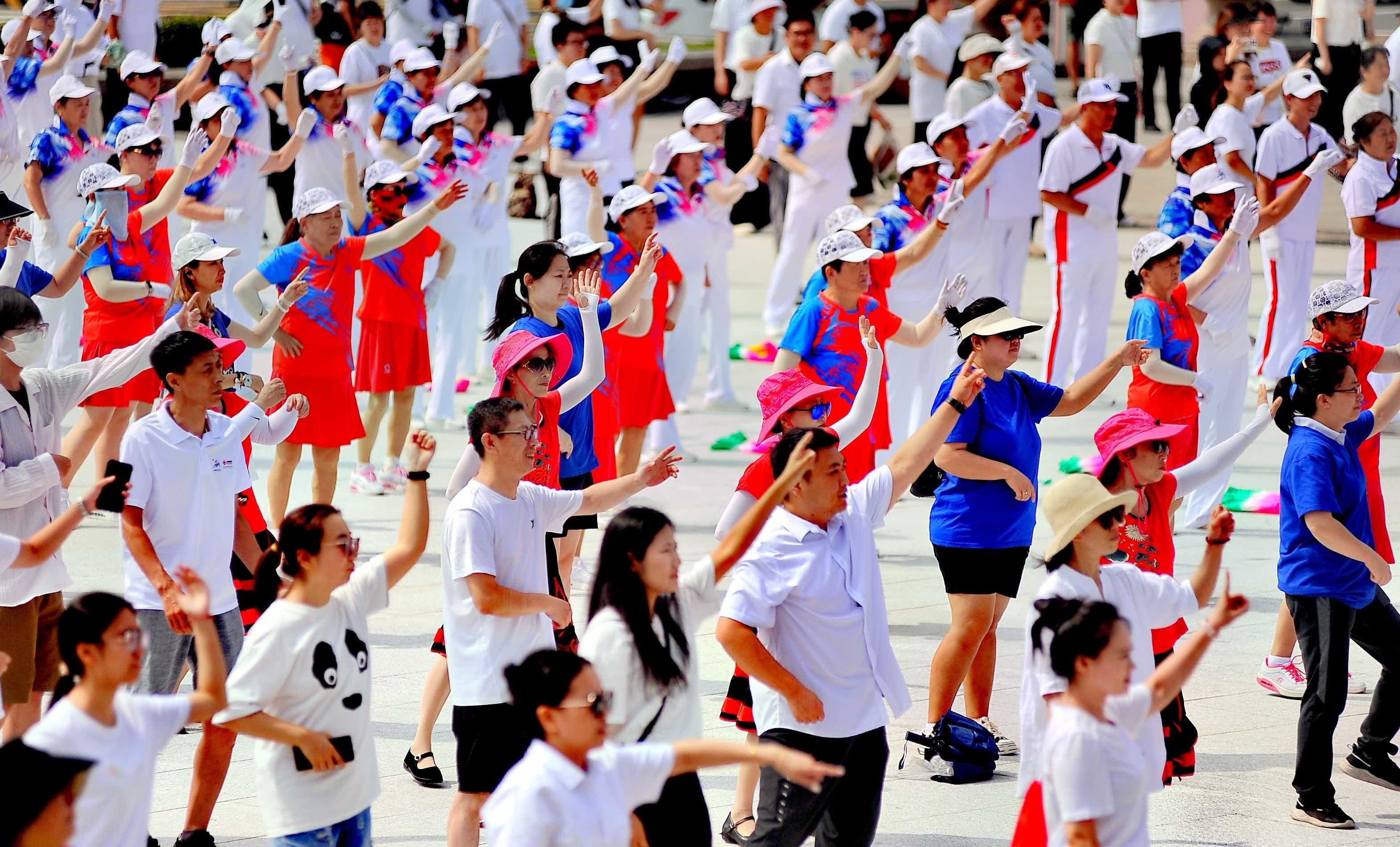 健身爱好者们共同参与