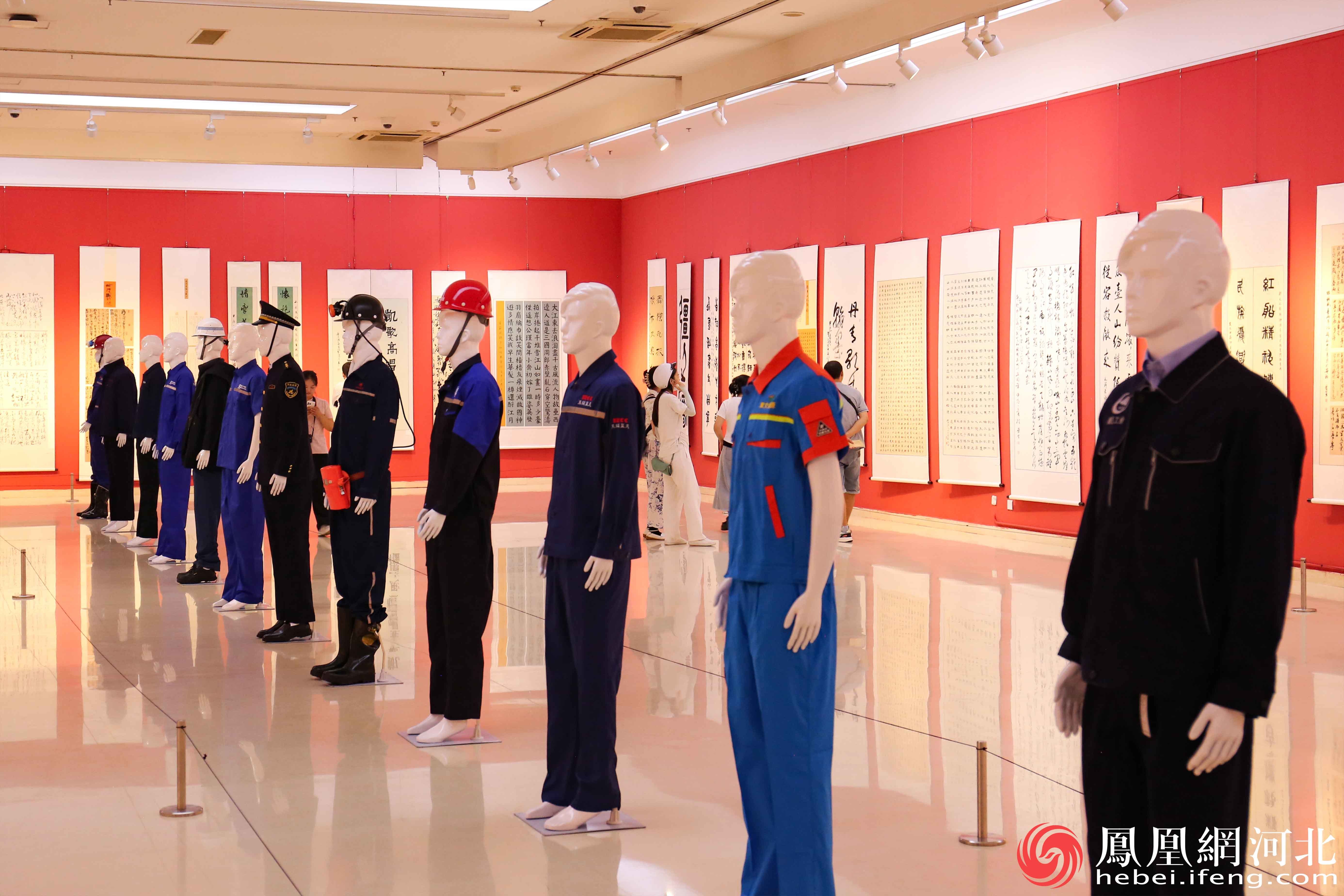 展出的各单位的工作服装。