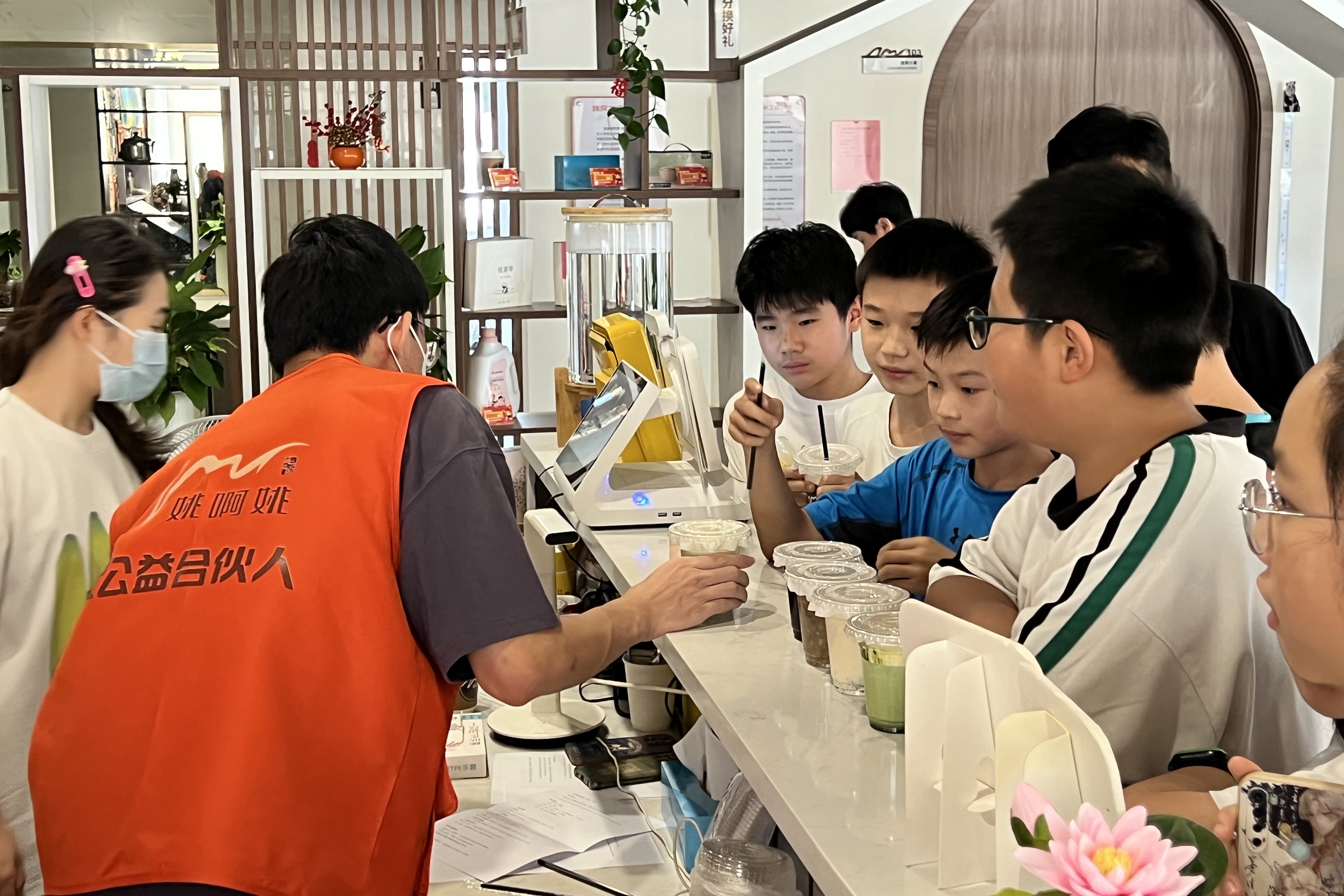 秋天的第一杯奶茶，不仅解暑还暖心