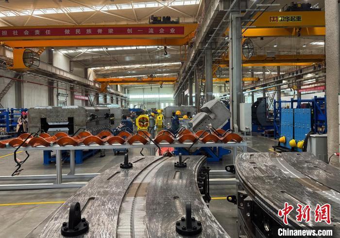 中国科学院近代物理研究所重离子加速器成果转化科创企业——兰州科近泰基公司生产医用重离子加速器的厂房　中新网记者　孙自法　摄