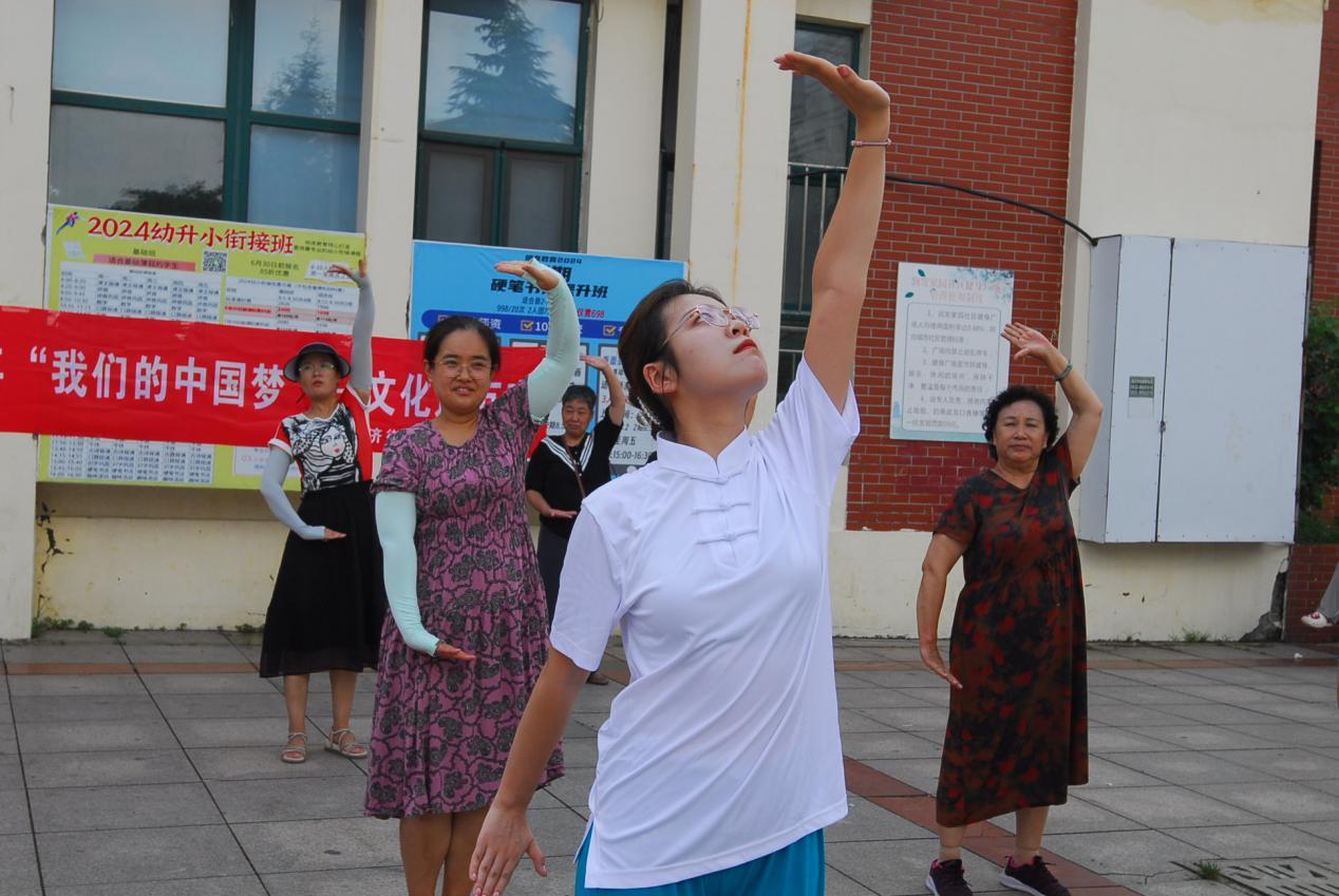 8月7日，山东省青岛市即墨区中医医院的医护人员带领居民练习八段锦功法。