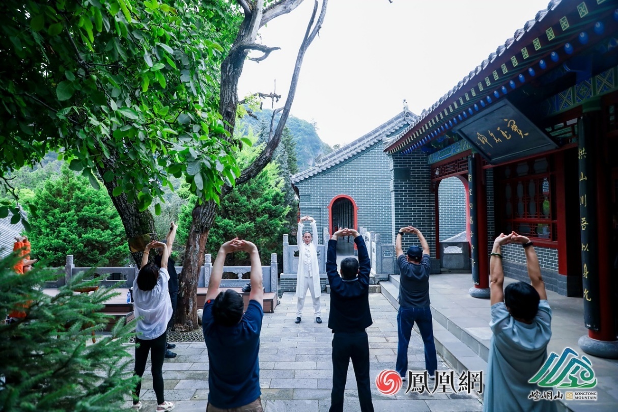 与会嘉宾现场学习养生功法