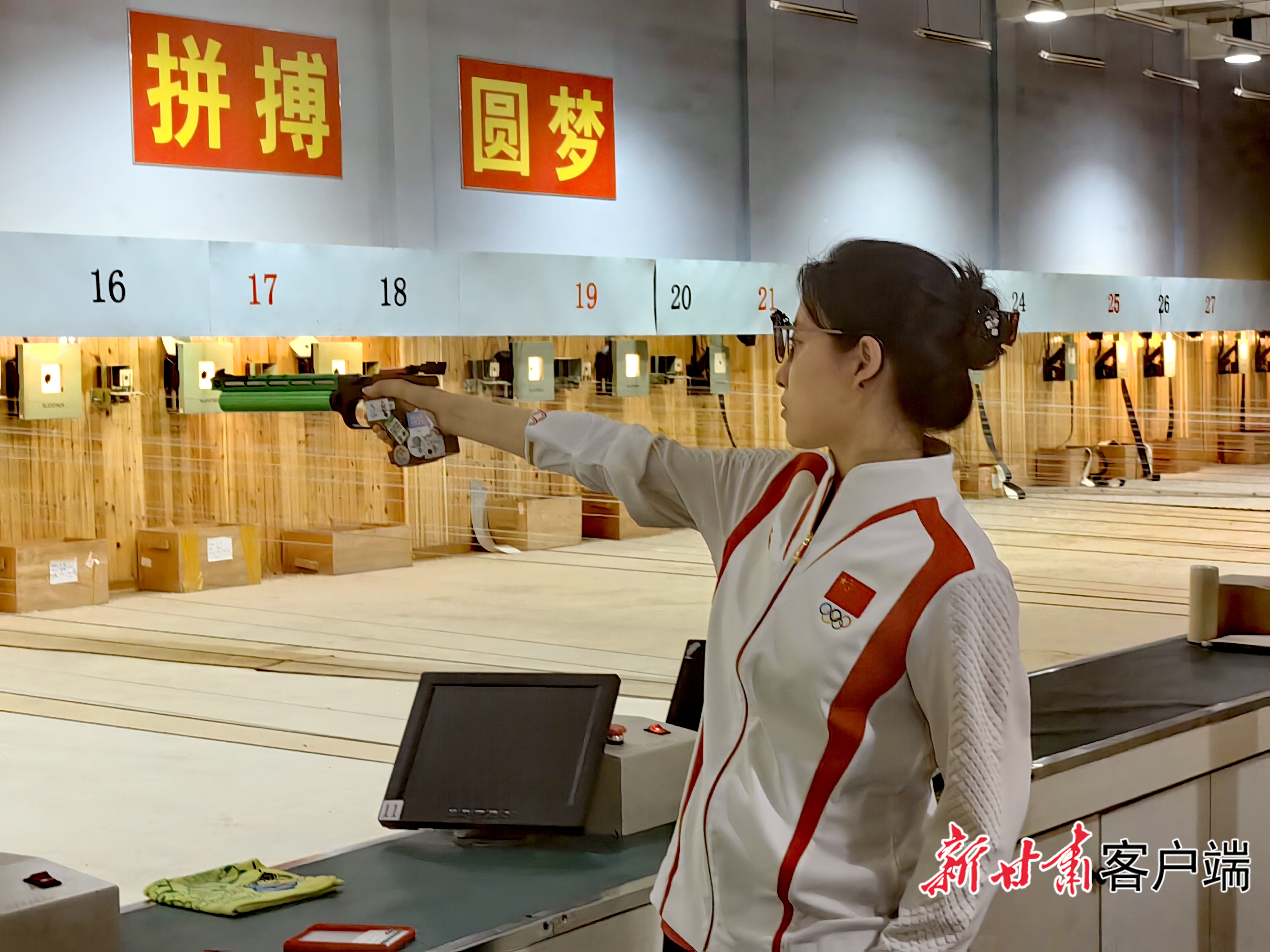 李雪在二大队射击馆里举起手枪 新甘肃·甘肃日报记者 何佳睿 摄