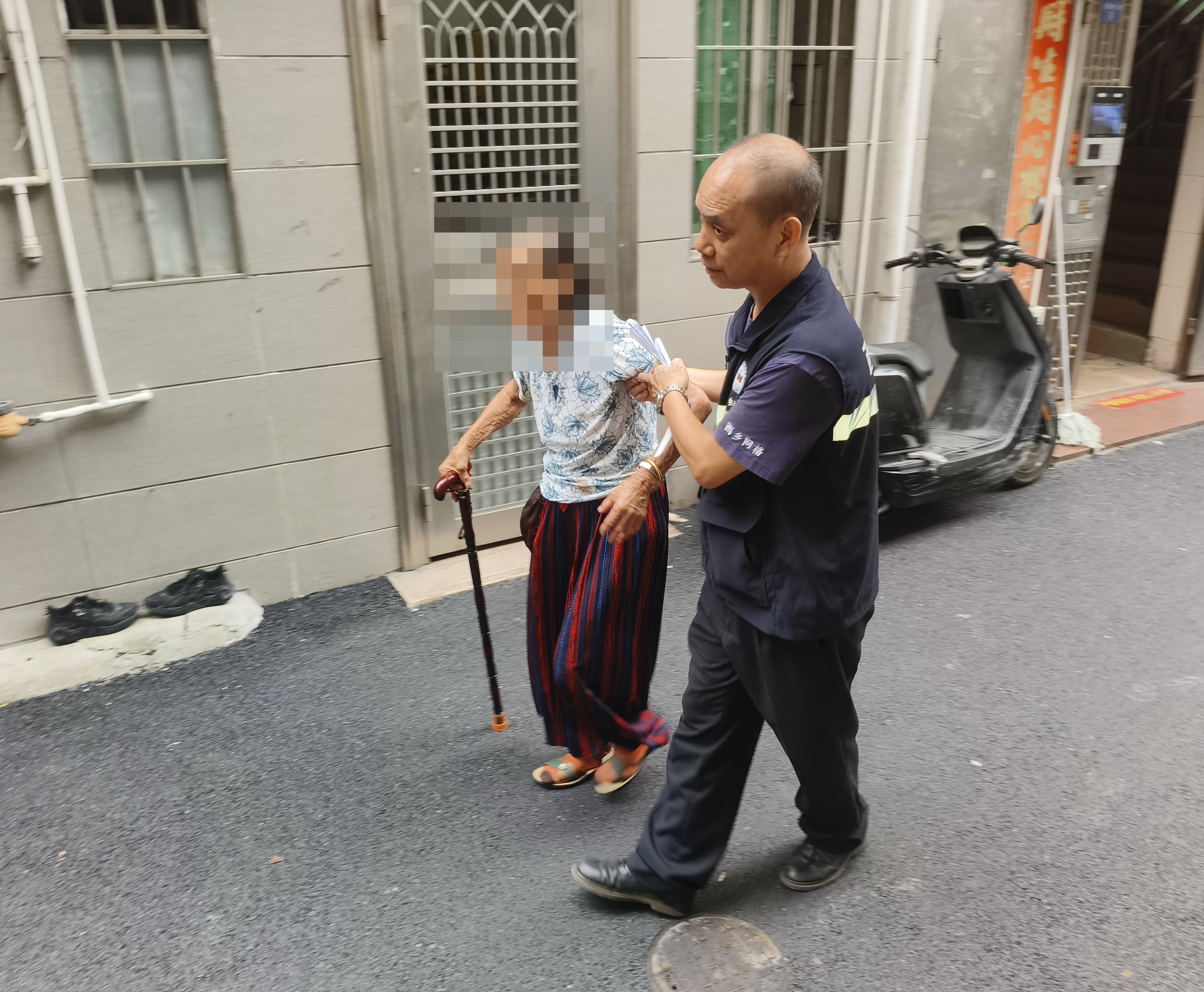 老人烈日下迷路 西乡网格员帮其找到家人