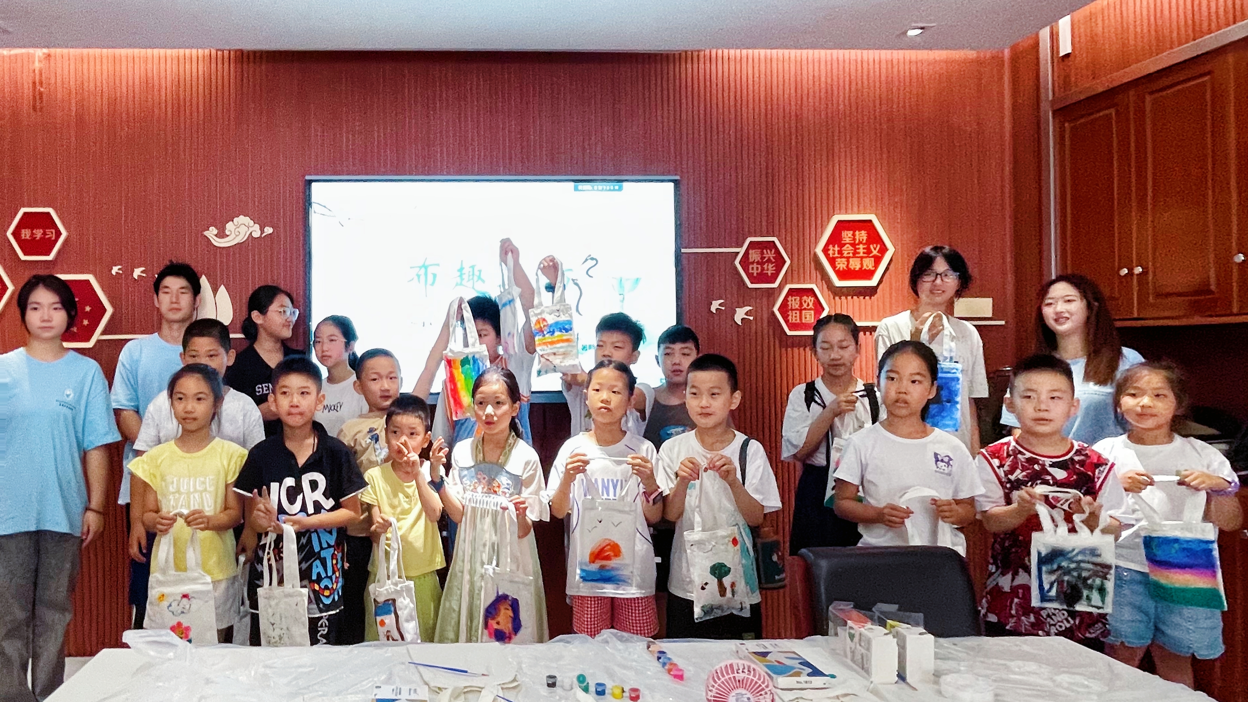 这群大学生深入社区，诠释爱与陪伴的双向奔赴凤凰网宁波_凤凰网
