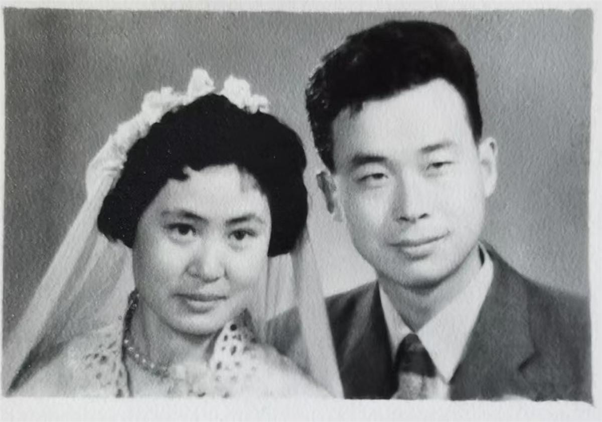 市北区浮山新区街道“七夕”献礼：老党员圆梦婚纱，爱的记忆温暖绽放