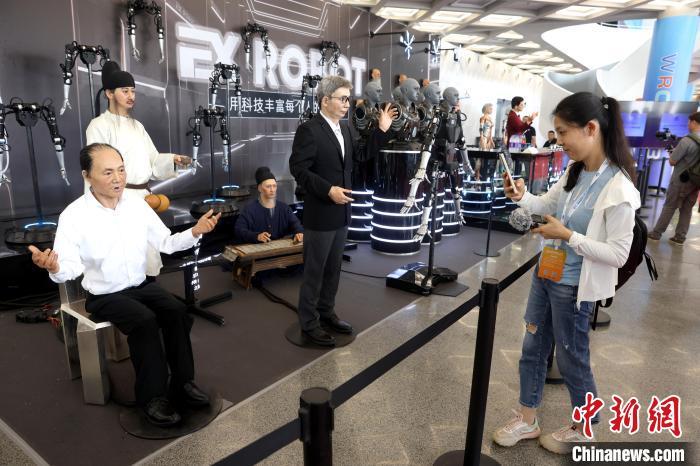 2023年8月16日，2023世界机器人大会在北京举办，大会同期举办2023世界机器人博览会和2023世界机器人大赛锦标赛(北京)。图为博览会上展示应用于教育领域的“人形机器人”。　记者 　张宇 摄
