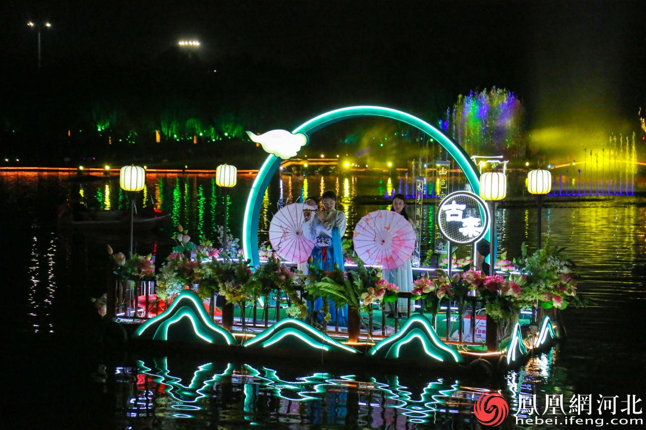 《醉美古栾》湖上演艺,悦耳的古典音乐,吸引大批游客前来观赏。