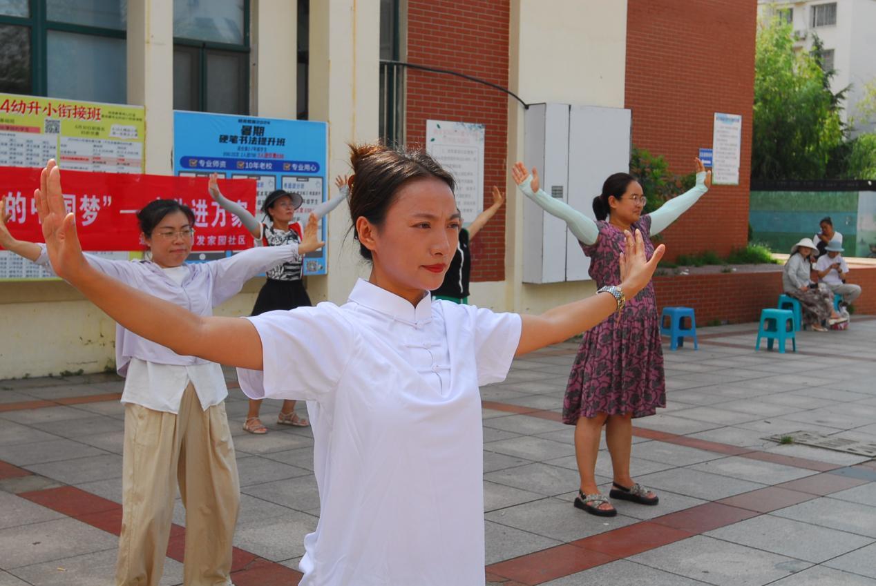 8月7日，山东省青岛市即墨区中医医院的医护人员带领居民练习八段锦功法。
