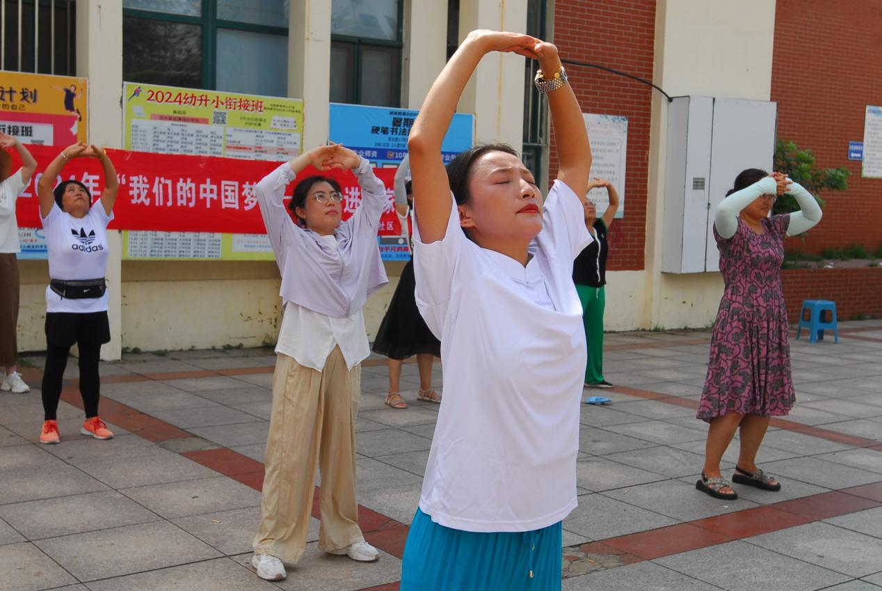 8月7日，山东省青岛市即墨区中医医院的医护人员带领居民练习八段锦功法。