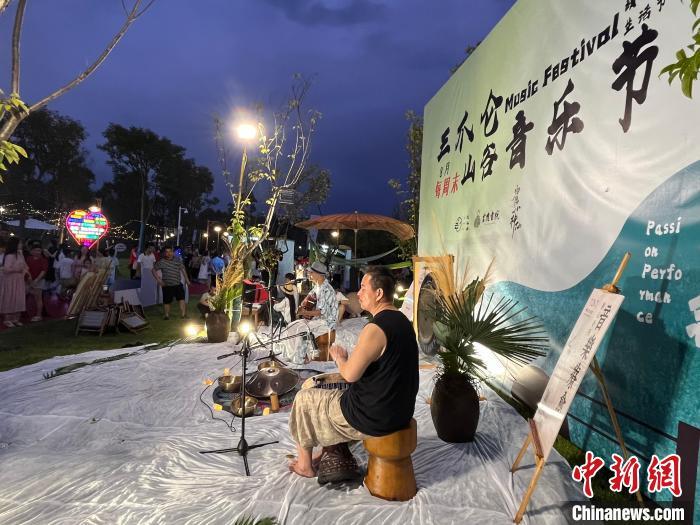 7月26日,江西省靖安县寨下山公园,以“渔樵耕读”为主题的靖安生活节上,乐队的表演吸引了不少游客驻足欣赏。王剑 摄