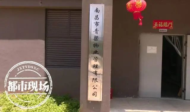 南昌梁万新时代小区窗户玻璃接连自爆 业主认为质量不过关