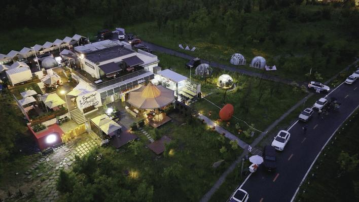 位于南溪湿地公园一侧的一家小龙虾主题餐厅，融合市集、餐饮、露营等元素，为市民游客营造了微度假全新体验模式。 （图片由南关区委宣传部提供）