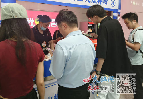 地铁站内早点摊客流络绎不绝