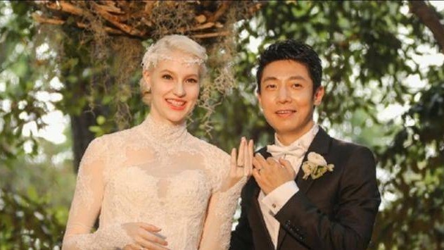 撒贝宁携妻儿回武汉，一家三口温馨同框，李白白皙长腿抢镜！封面图