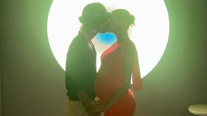 贾斯汀比伯在社交平台发与海莉亲吻合照，图中海莉孕肚明显封面图