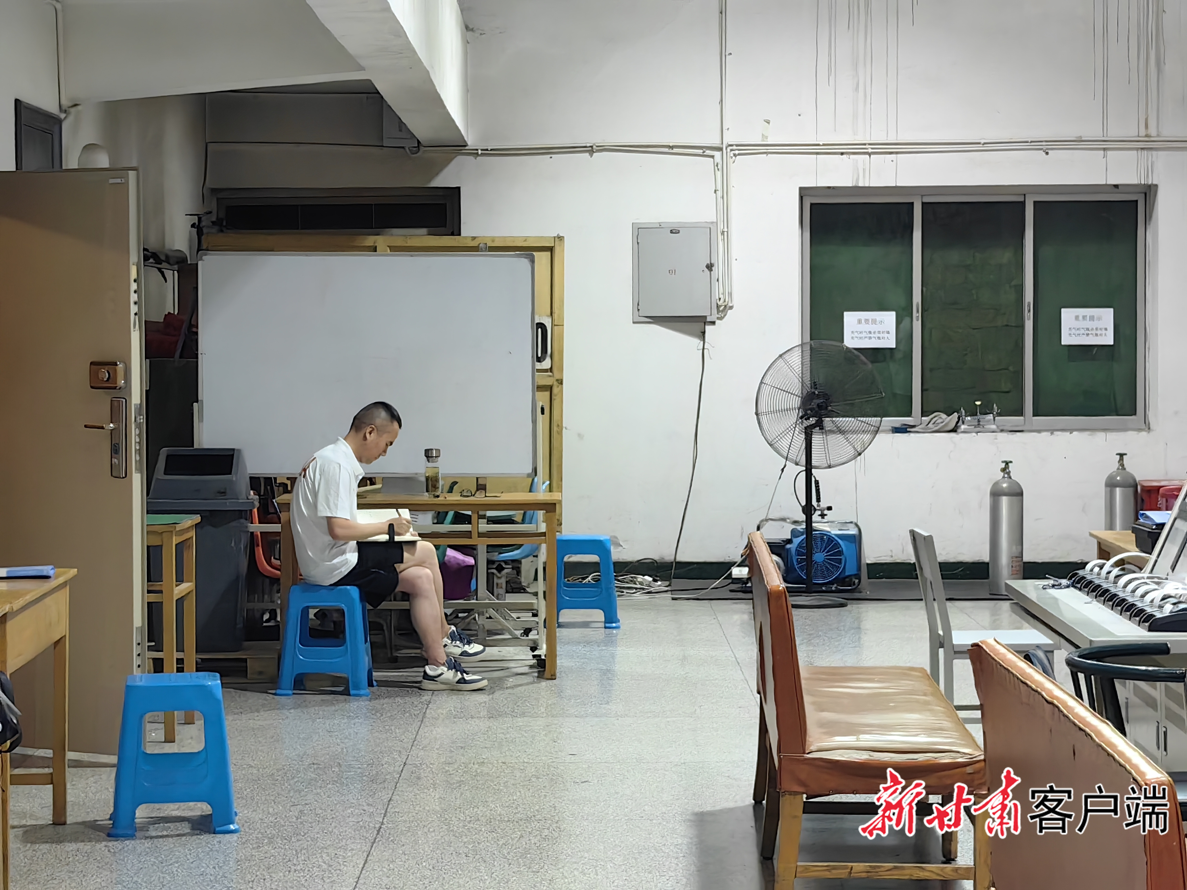马君教练在场边做记录 新甘肃·甘肃日报记者 何佳睿 摄
