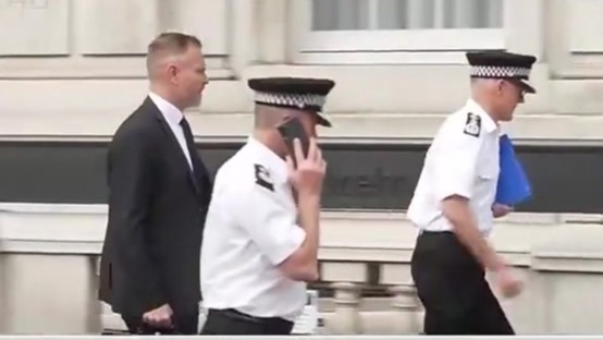 英国骚乱持续，伦敦警察局长夺记者话筒扔地上