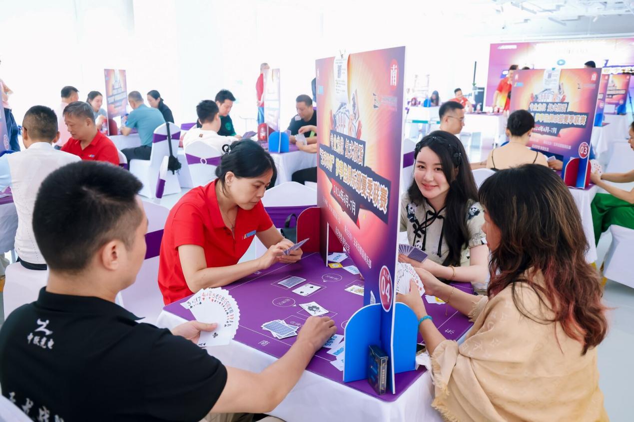 浅笑吟吟，衣袂青青