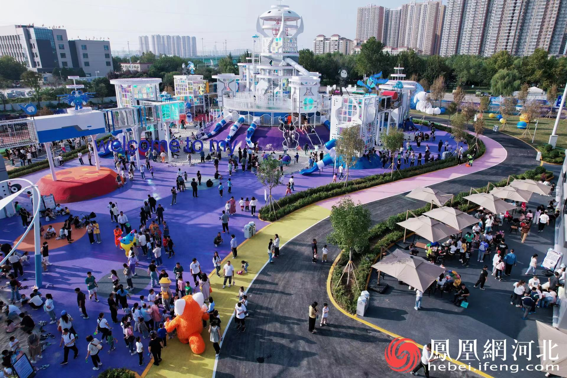 古栾水镇分为特色小吃、非遗展区、特色文创、游乐园等多个板块,能够满足不同年龄段游客的需求。