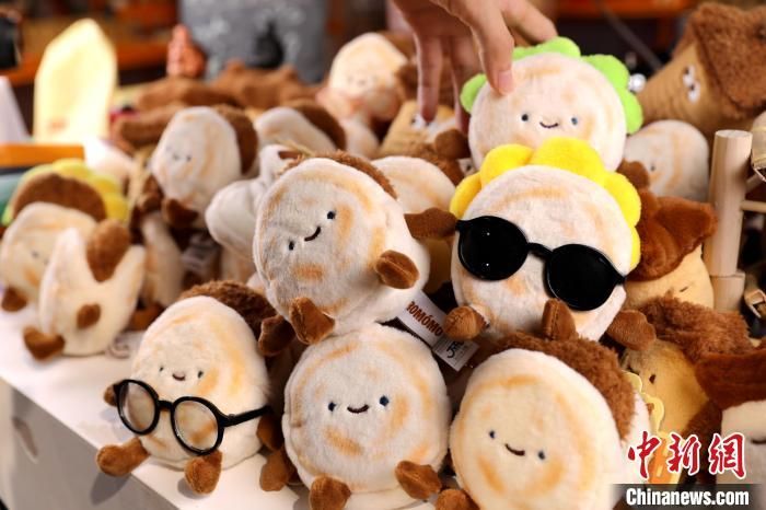 8月5日，陕西西安，文创产品“绒馍馍”走红网络，这款玩偶以肉夹馍为原型，用两块软绵绵的“馍”，巧妙地夹着一块柔软填充物模拟的“肉”，颇具创意。工作人员介绍，“绒馍馍”推出半个多月，已售出上万个。图为“绒馍馍”。中新社记者 张远 摄