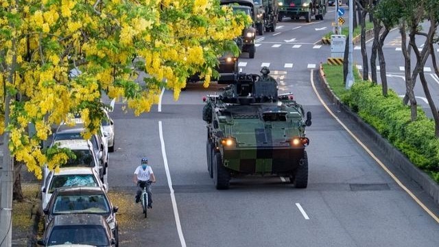 6小時，解放軍5路繞臺，臺軍撤離路線曝光，賴清德“逃跑車”裂瞭