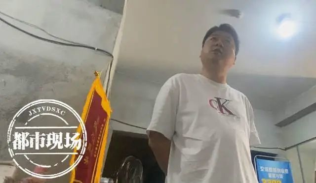 南昌梁万新时代小区窗户玻璃接连自爆 业主认为质量不过关