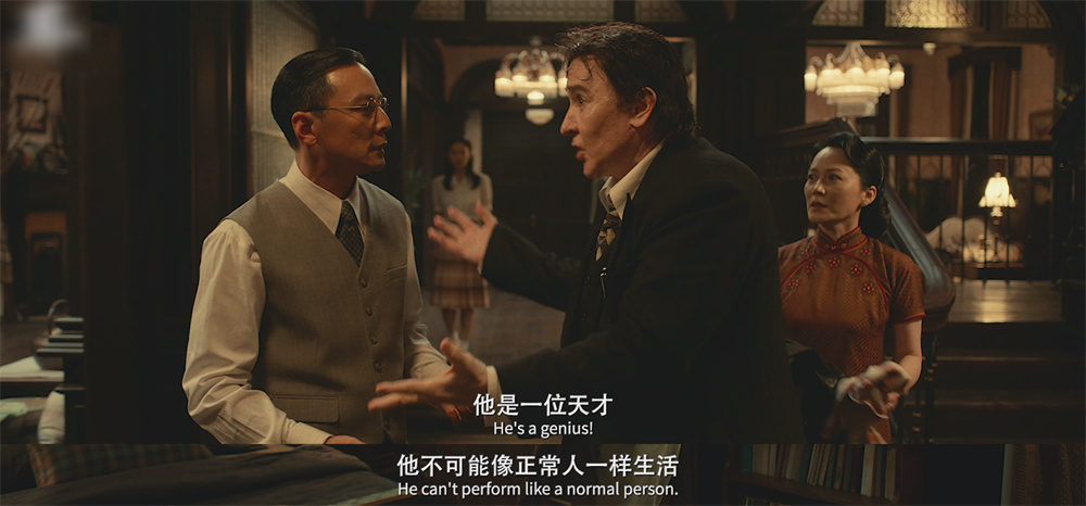 导师希伊斯（右，约翰&middot;库萨克 饰）惊喜发现容金珍是个天才