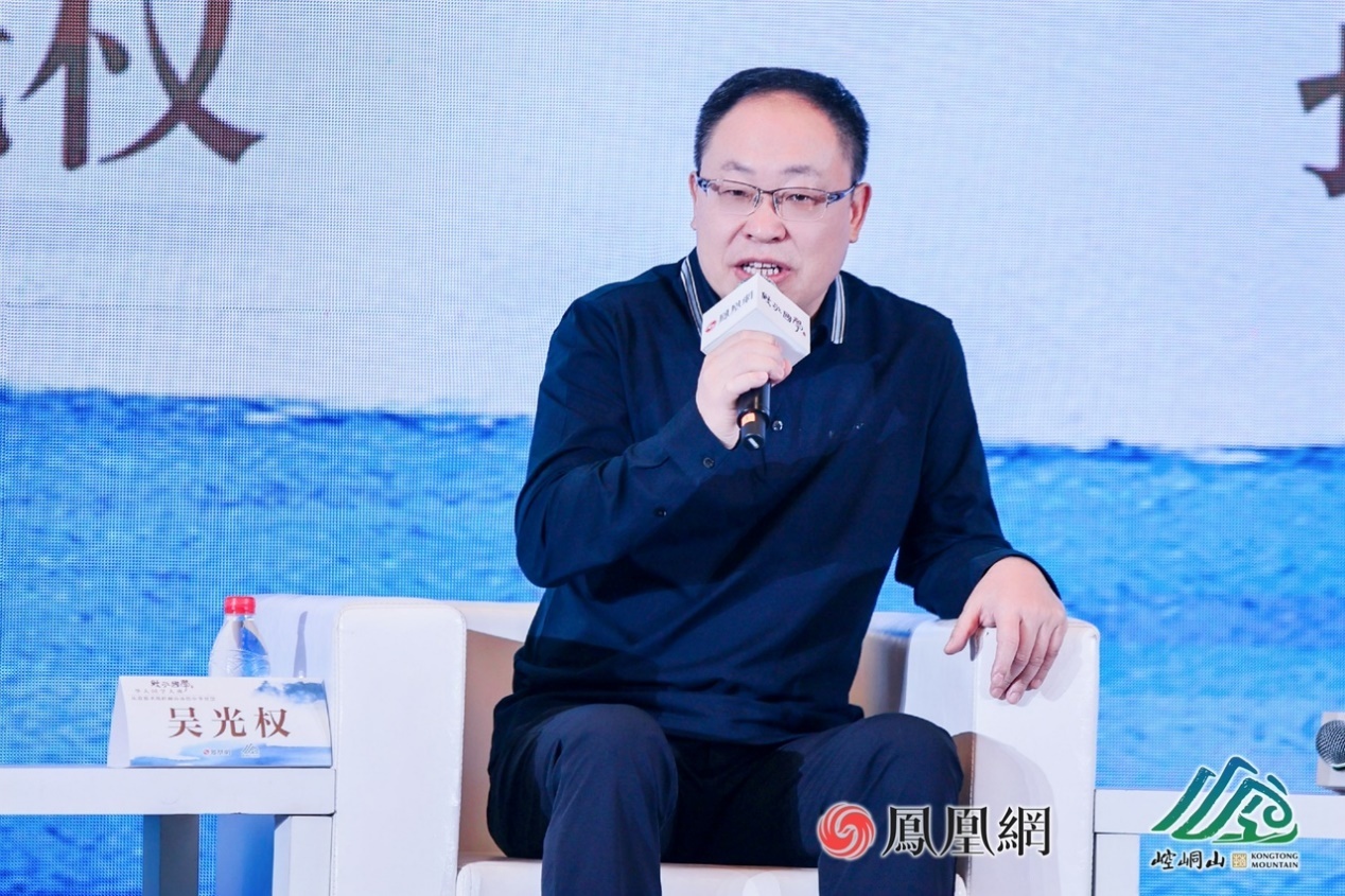 中国工业经济联合会主席团主席、深圳工业总会会长、中国老年大学协会网上老年大学执行校长、深圳金龄时代董事长吴光权在跨界对话时发言。
