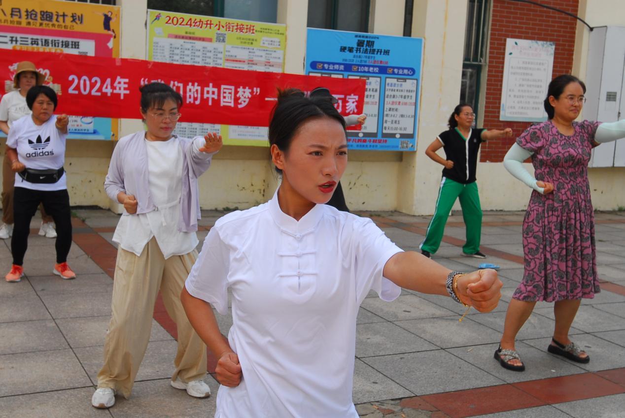 8月7日，在山东省青岛市即墨区润发家园居民小区广场，即墨区中医医院的医护人员教授居民做八段锦功法。