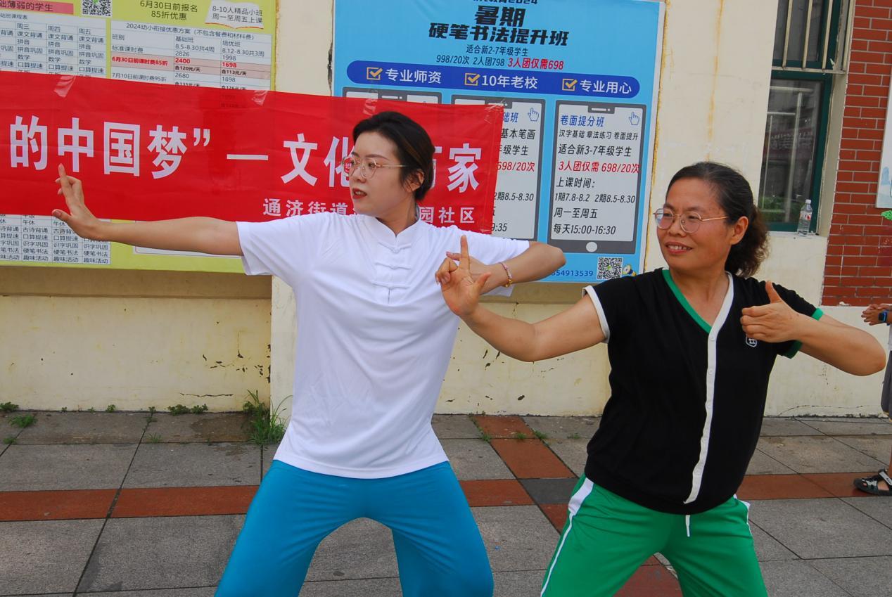 8月7日，山东省青岛市即墨区中医医院得医护人员带领居民练习八段锦功法。