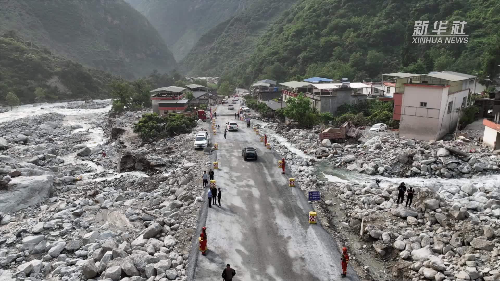 因康定山洪泥石流灾害中断的国道318线开始通行