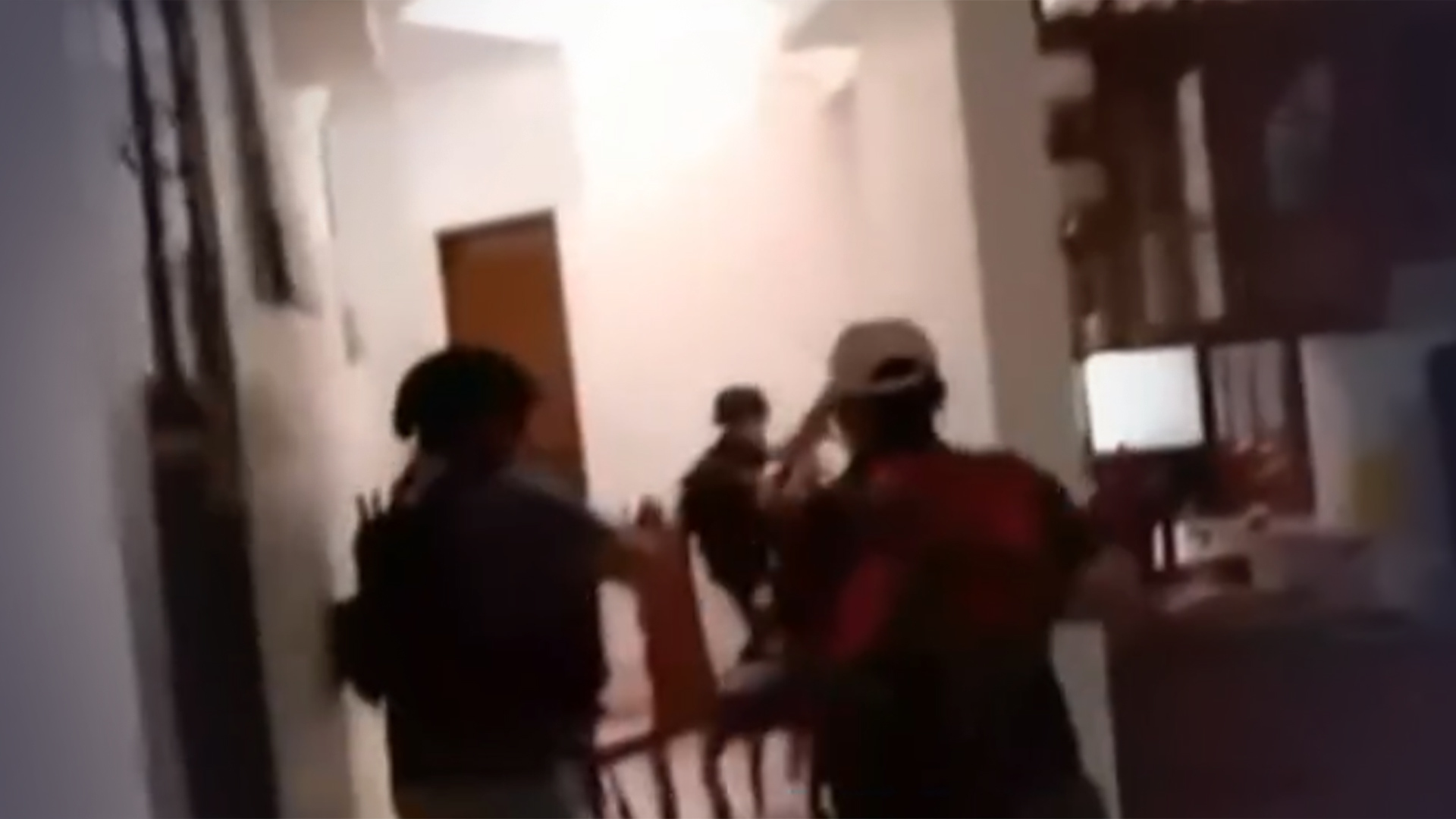 两名中国女子在菲律宾遭同胞绑架，匪徒索要50万赎金，菲警方展开营救，一名警察中弹身亡